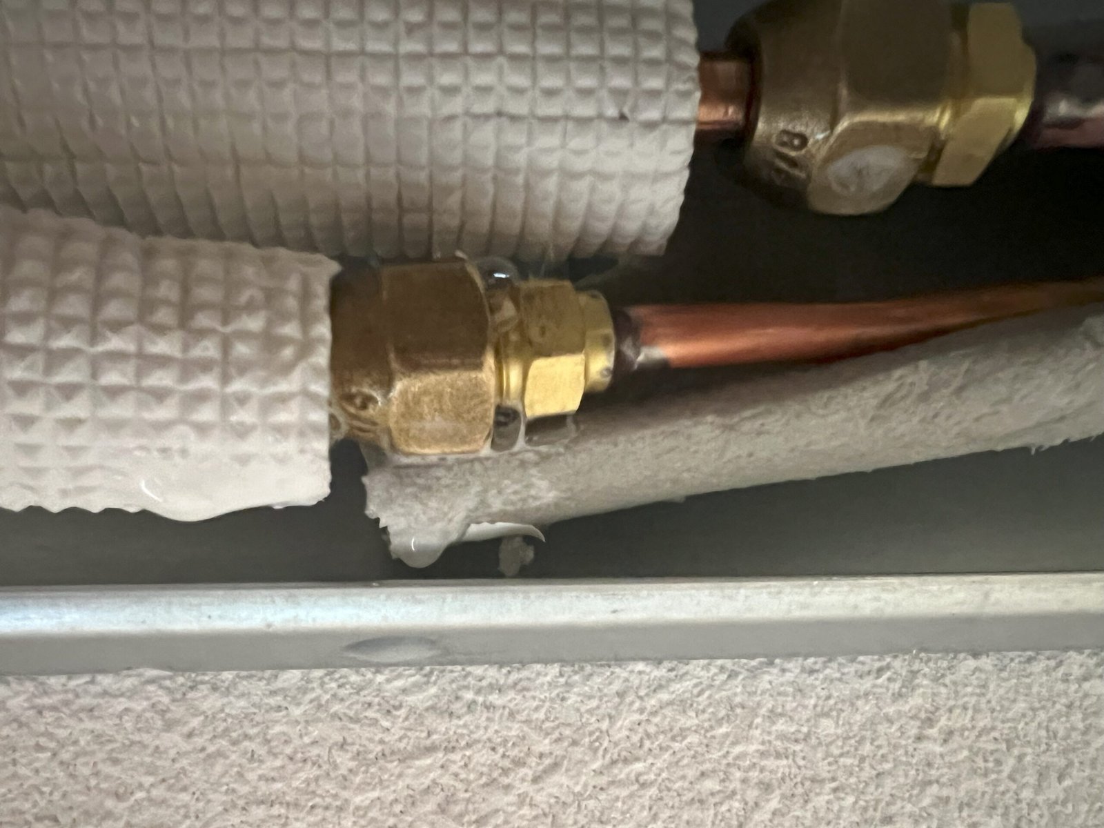 Lekkage ontdekt bij druktest tijdens inbedrijfstelling airco