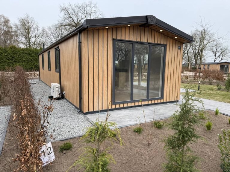 Modern chalet met professioneel gemonteerde airco buitenunit door Snel Airco’s